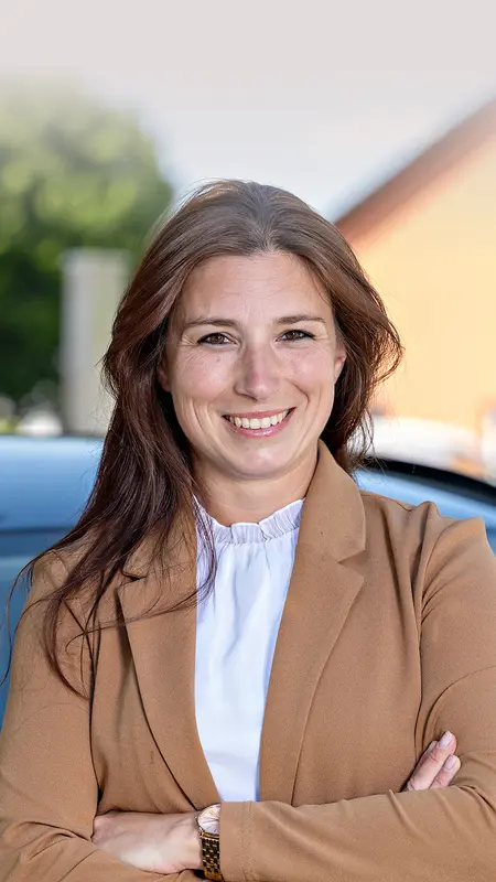 Heel Außendienstmitarbeiterin Cristina Kysely unterwegs zu Apothekenkunden.