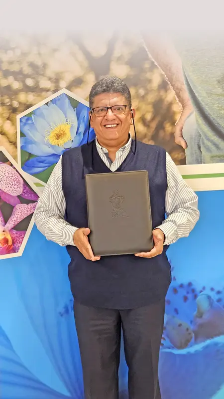 Heel Ecuador Mitarbeiter Dr. Wilfrido Campaña präsentiert das Diplom-Willkommenskit für Ärzte in Ecuador.