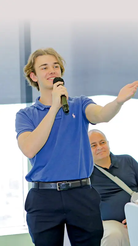 David Grass stellt die Mitglieder des deutschen Teams beim Wettbewerb in Jakarta vor. 