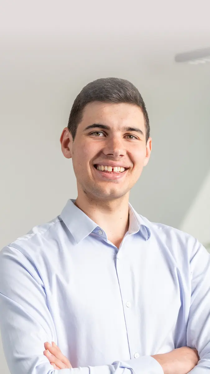 Kai Morgenthaler im Büro an seinem Arbeitsplatz.