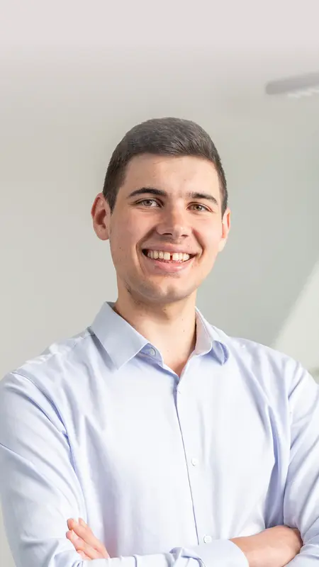 Kai Morgenthaler im Büro an seinem Arbeitsplatz.