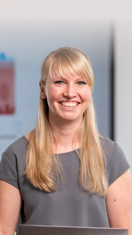 Dr. Kathrin Weyer, Preclinical & Scientific Medical Manager bei Heel, bei der Arbeit.