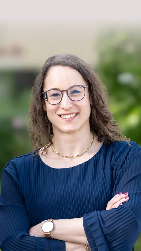 Dr. Liesa Hoppe, Senior Manager Regulatory Affairs, vor dem Heel-Gebäude. 