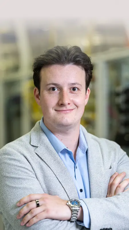 Maurice Weinert an seinem Arbeitsplatz bei Heel im Bereich im Information Management.