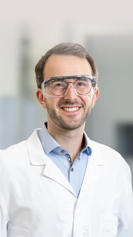 Philipp Mussler im Labor bei Heel.