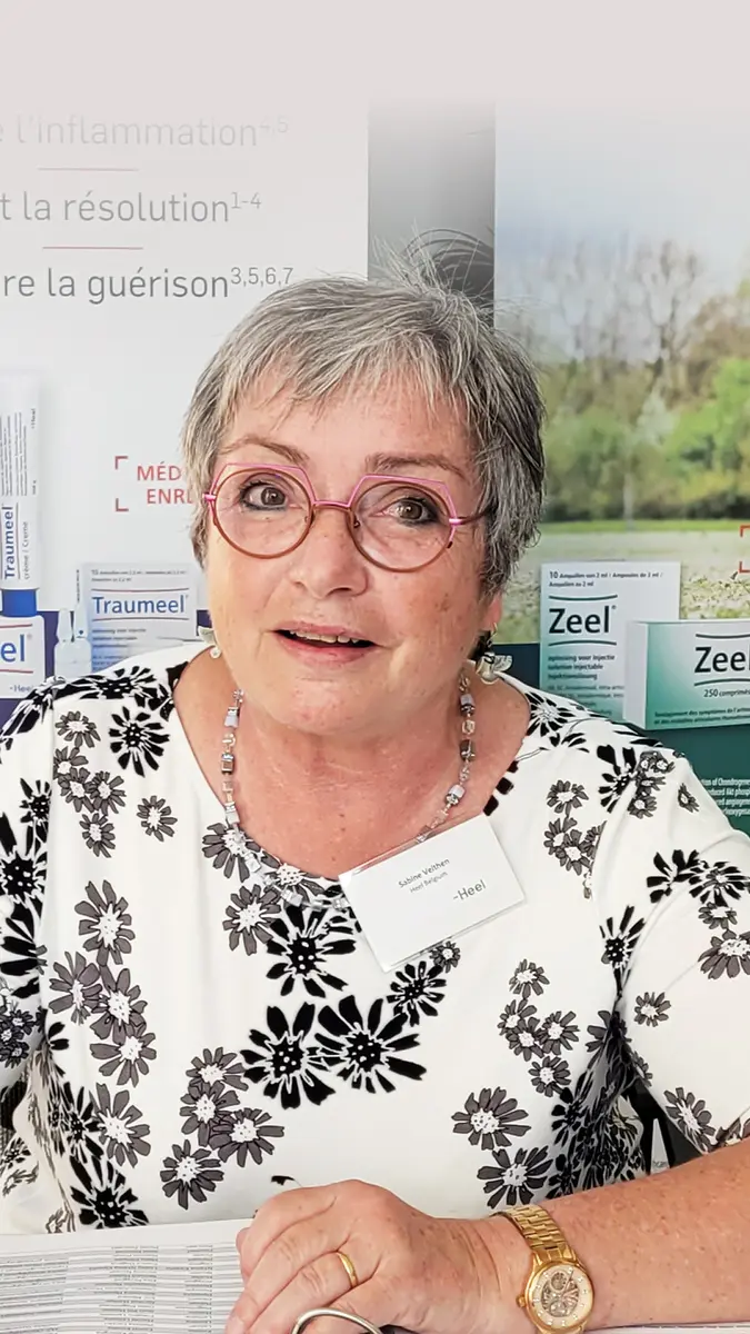Heel-Außendienstmitarbeiterin Sabine Veithen auf einem medizinischen Kongress.