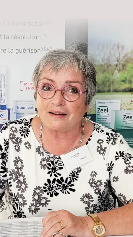 Heel-Außendienstmitarbeiterin Sabine Veithen auf einem medizinischen Kongress.