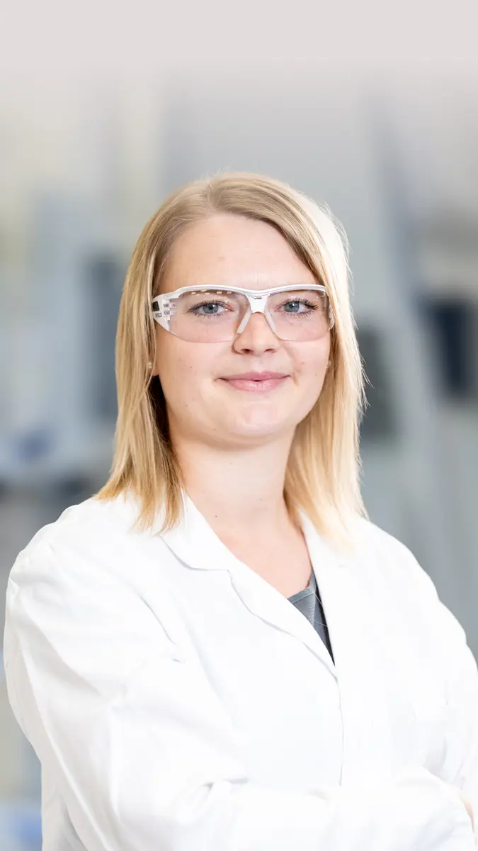 Chemielaborantin Sandra Spissinger im Labor bei Heel.