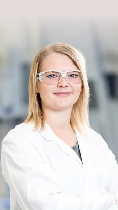 Chemielaborantin Sandra Spissinger im Labor bei Heel.