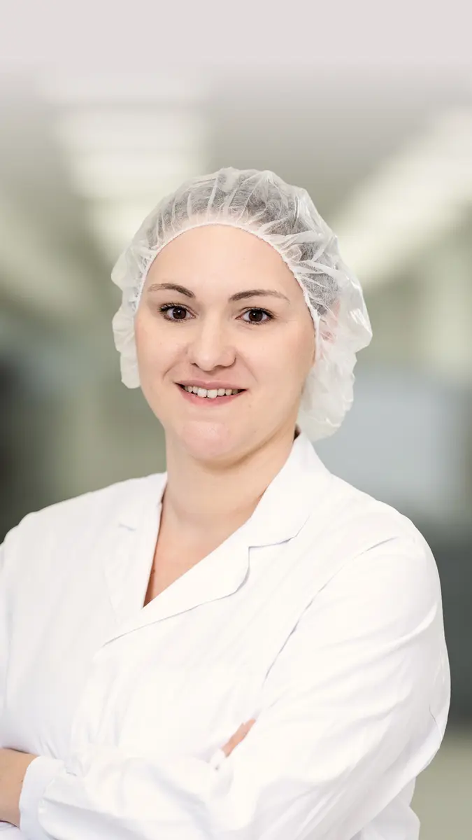 Sarah Lutz, Mitarbeiterin in der Prozessdokumentation, an ihrem Arbeitsplatz bei Heel.