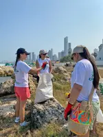 Heel Kolumbien Mitarbeiter sammeln Müll vom Strand in einem Müllsack.