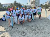 Heel Kolumbien Mitarbeiter machen ein Gruppenbild am Strand.