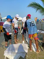 Heel Kolumbien Mitarbeiter wiegen ihren gesammelten Müll am Strand.