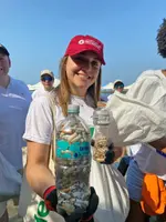 Heel Kolumbien Mitarbeiterin präsentiert Flasche mit gesammelten Zigarettenstummeln.