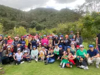 Gruppenbild von Heel Mitarbeitern nach erfolgreicher Baumpflanzaktion im Nationalpark in Kolumbien.