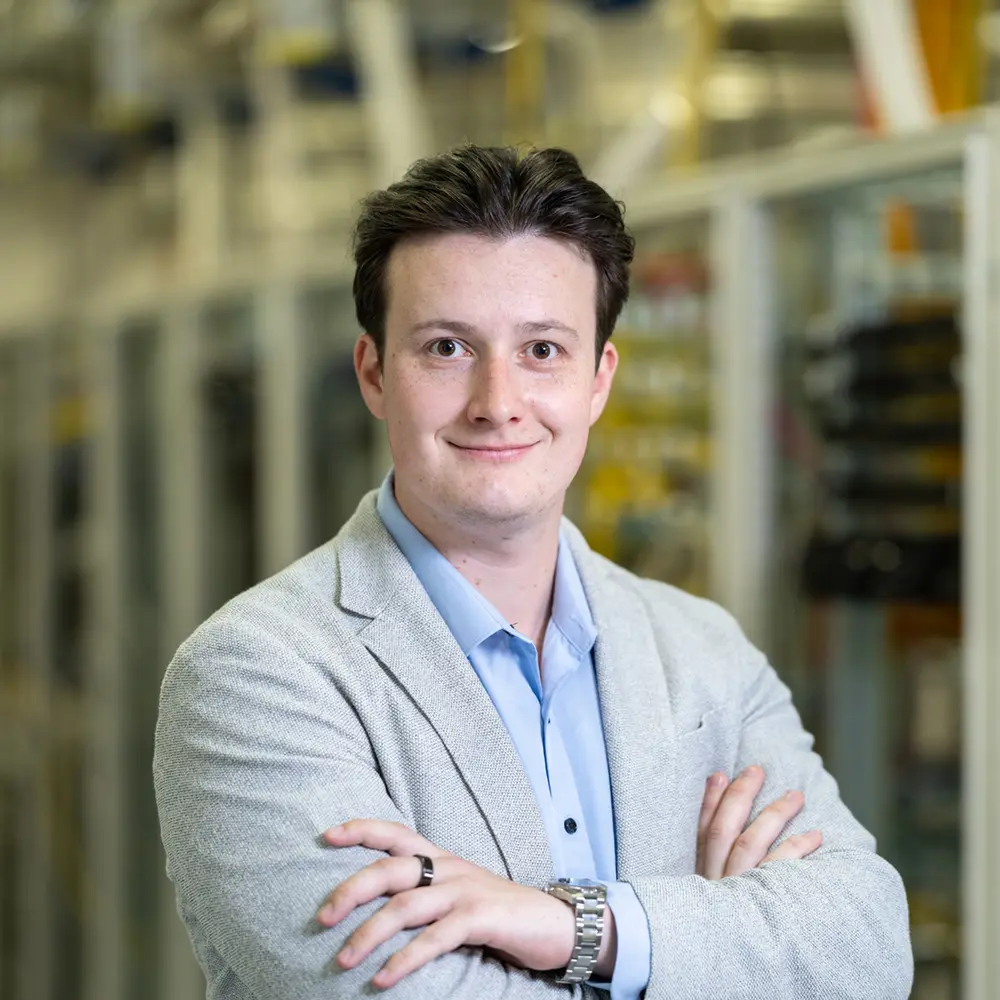 Maurice Weinert an seinem Arbeitsplatz bei Heel im Bereich Information Management.