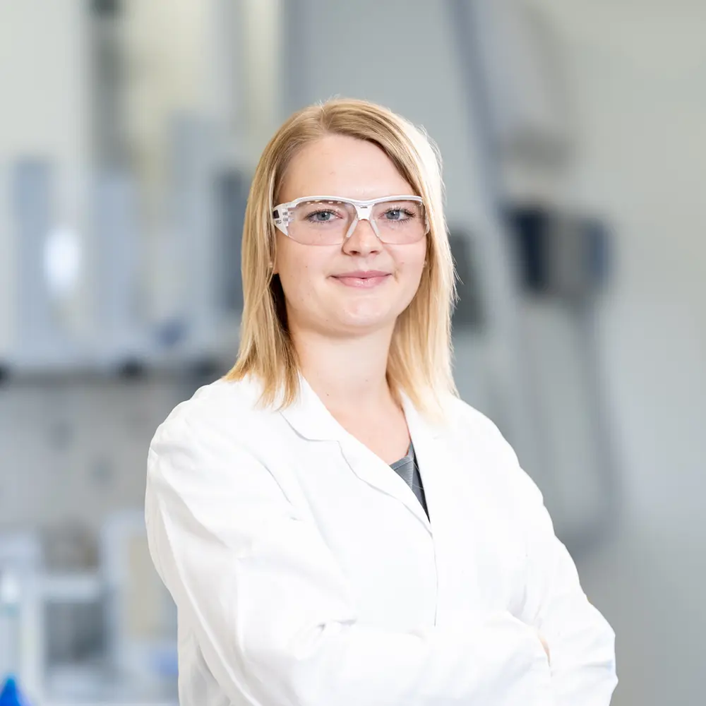 Chemielaborantin Sandra Spissinger im Labor bei Heel.