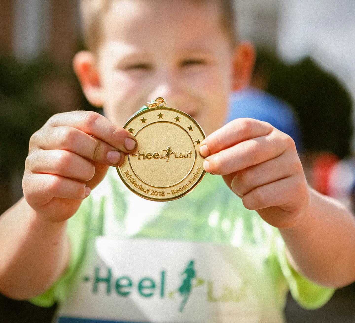 Kind mit Medaille beim Heel-Lauf