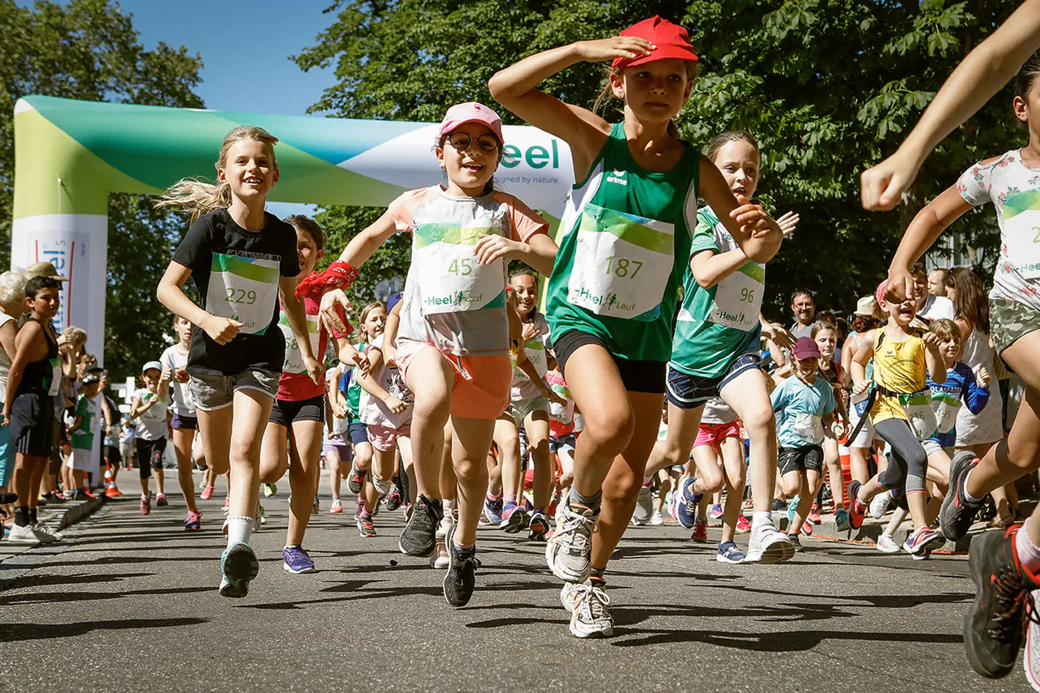 Rennende Kinder beim Schuelerlauf