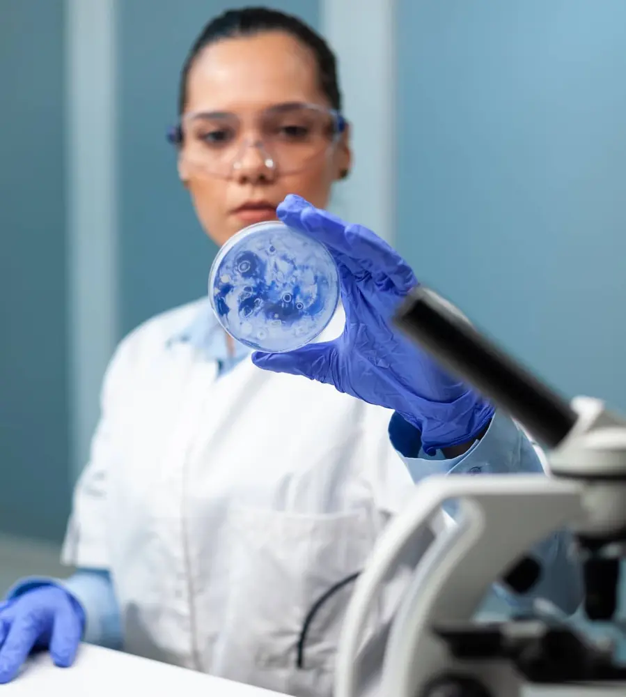 Investigadora de Medibiotix placa Petri