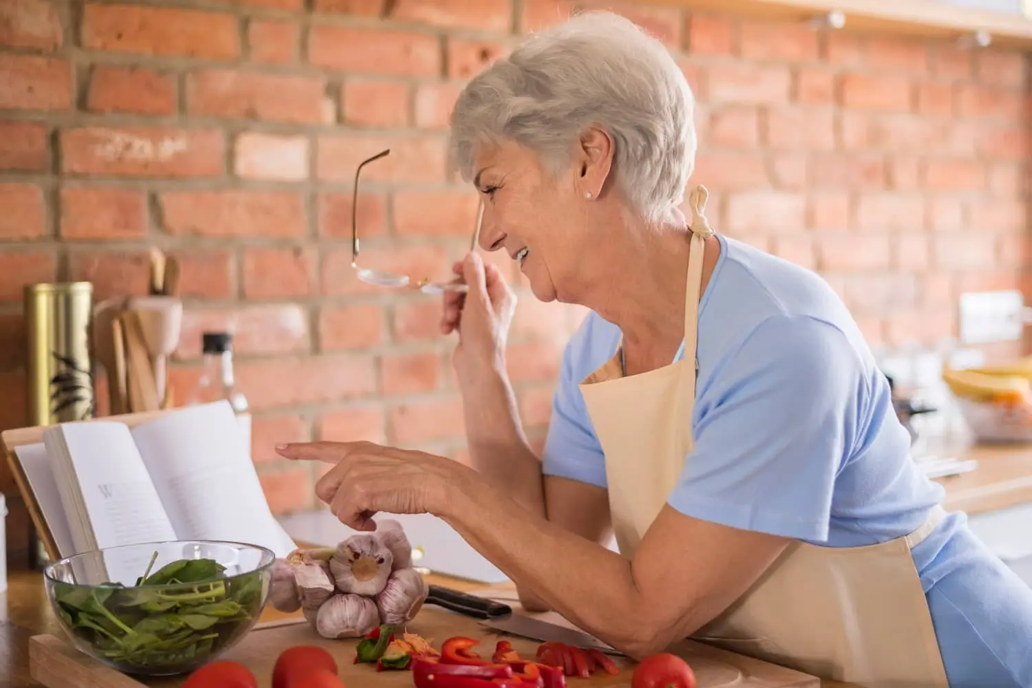 Para fortalecer tu sistema inmunológico, es fundamental mantener un estilo de vida saludable y nutrir tu cuerpo con los alimentos adecuados.
