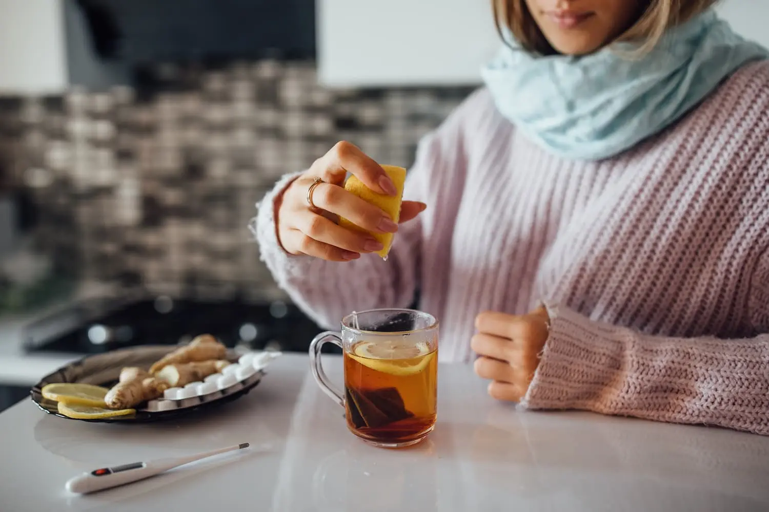 Varios factores pueden debilitar tu sistema inmunológico, como el estrés, una mala alimentación y la falta de ejercicio.