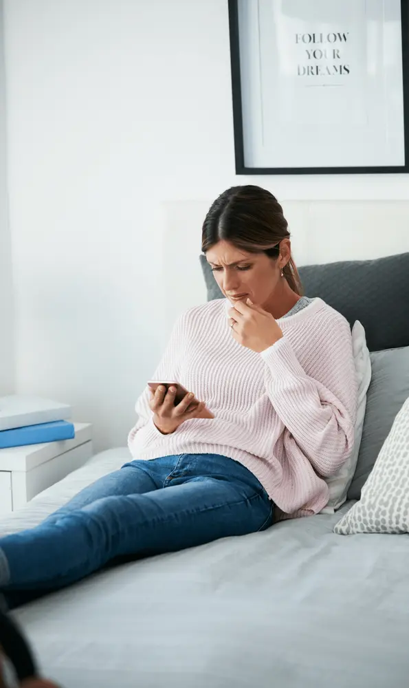 Vrouw met gsm/Femme avec gsm